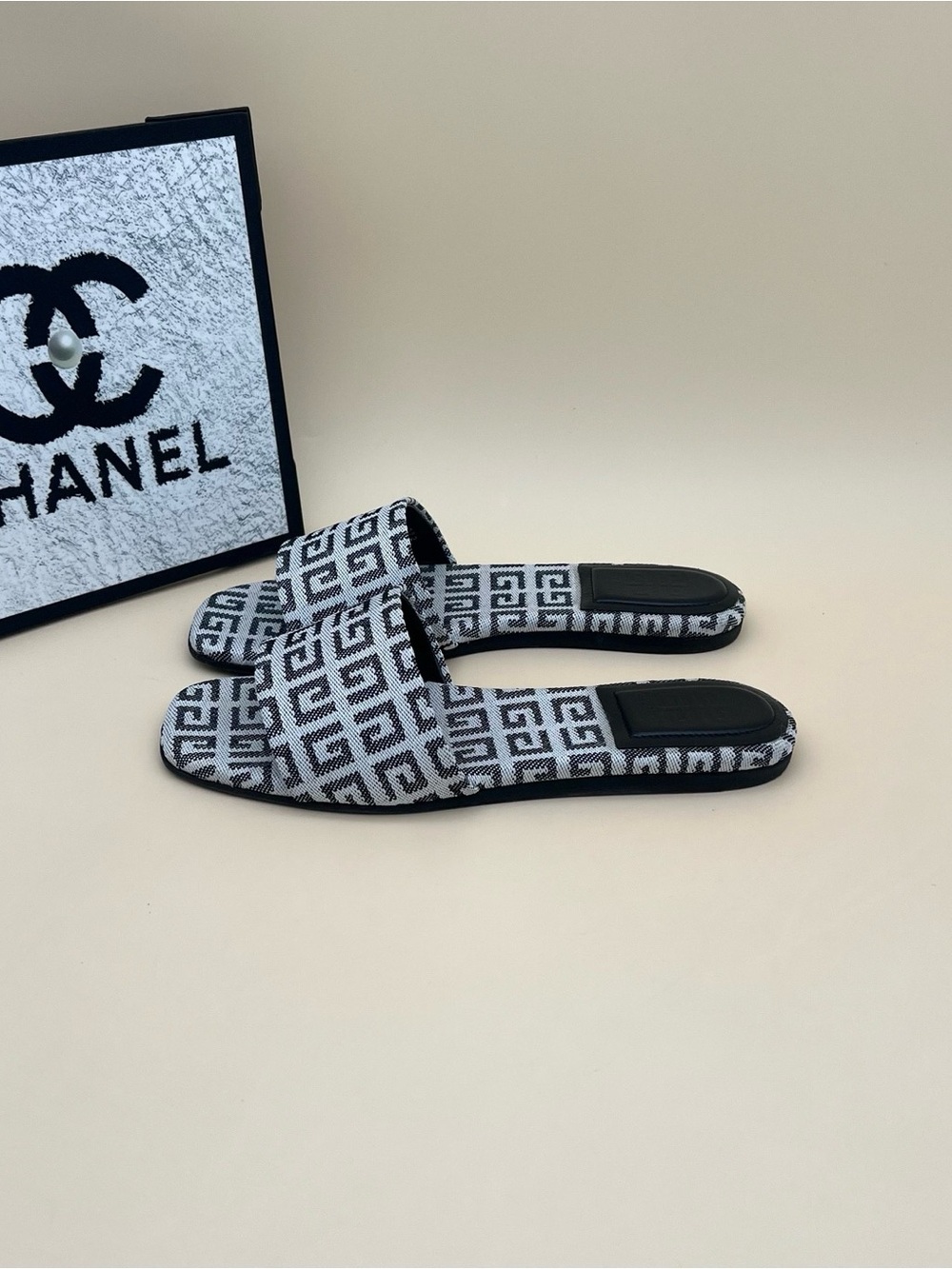 🚩steal Givenchy Black and White Logo Knit Slide Mules